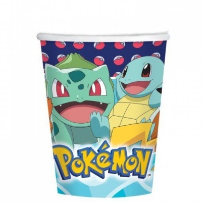 Copo plástico com personagens Pokémon Bulbasaur, Squirtle e Pikachu e padrão de Pokébolas