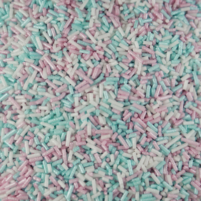 Confeitos de açúcar coloridos em rosa, verde-água e branco