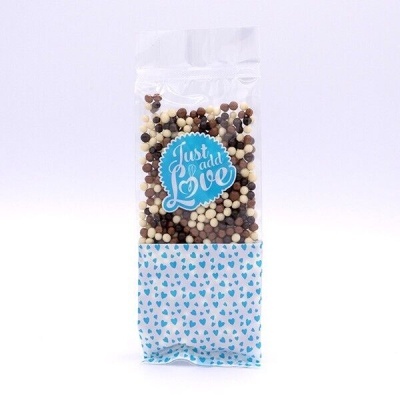 pacote de bolas de chocolate coloridas com etiqueta azul 'Just add Love' e padrão de corações azuis