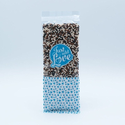 Saco transparente com esferas de chocolate tricolor e etiqueta 'Just add Love'