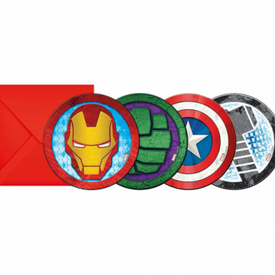 Quatro copos redondos com desenhos de super-heróis dos Vingadores e um envelope vermelho