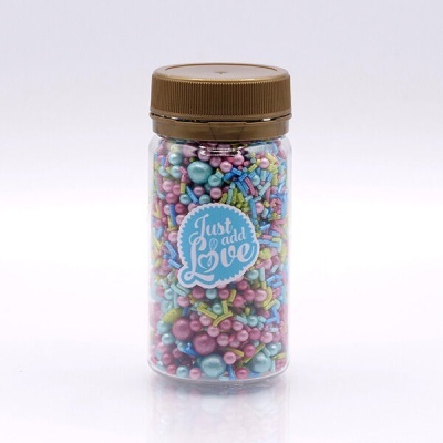 Frasco com confeitos coloridos e tampa castanha com etiqueta 'Just add Love'