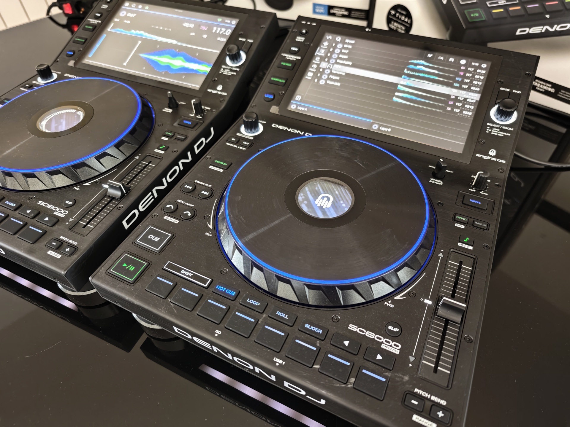 Denon SC 6000 - B-Stock - Par Controladora DJ Denon DJ SC6000 PRIME preta com jog wheels e ecrãs digitais