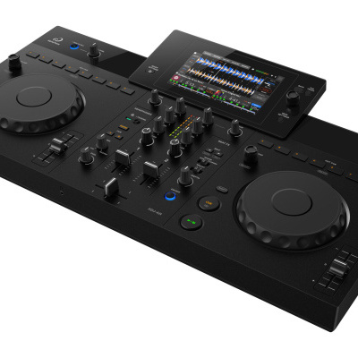 Controlador de DJ preto com pratos, botões e ecrã digital colorido