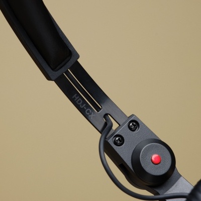 Braço de auscultadores preto com inscrição HDJ-CX