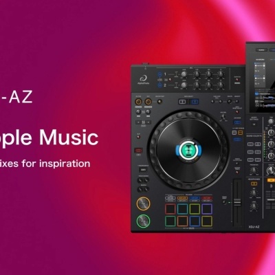 Equipamento DJ profissional XDJ-AZ com ecrã digital e texto promocional Apple Music e AlphaTheta