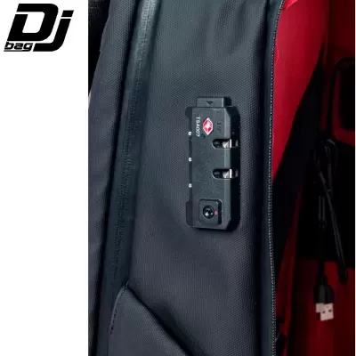 Mochila preta com fecho de segurança TSA007, interior vermelho e cabo USB pendurado.