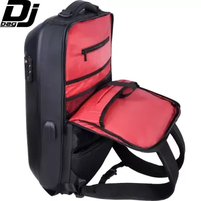Mochila preta com interior vermelho e bolsos