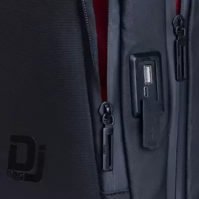 mochilas pretas com fechos e conectores USB