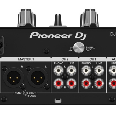 Painel traseiro preto do mixer Pioneer Dj DJM-250MK2 com várias conexões e botões