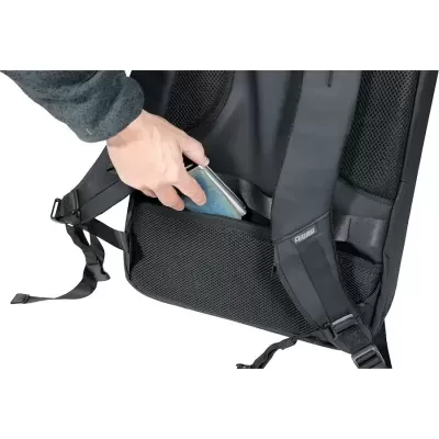 mochila preta com bolso traseiro em malha preta e alças acolchoadas