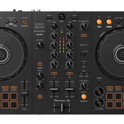 Controlador de DJ preto Pioneer DJ DDJ-FLX4 com botões laranja e branco.