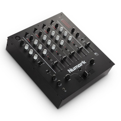 Mesa de mistura de áudio Numark preta com botões e sliders