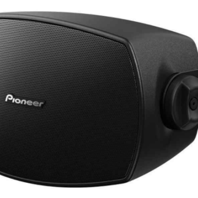 Coluna de som preta Pioneer com suporte de fixação em metal.