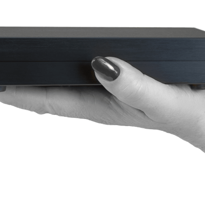 Dispositivo preto retangular com antena nas mãos