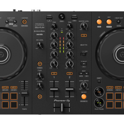 Mesa de mistura DJ preta com discos de controlo e botões laranja