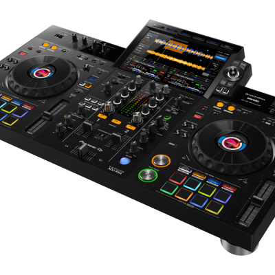 Controladora de DJ Pioneer DJ preta com ecrã digital e botões coloridos