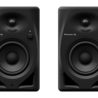 Par de colunas negras Pioneer DJ com controlo de volume num dos lados