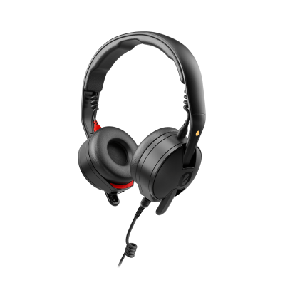 Headphones pretos com detalhes vermelhos e microfone num fundo cinzento
