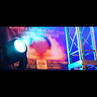 Luz de palco azul com estrutura metálica e fundo colorido desfocado