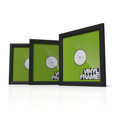 Três molduras pretas de vinil com fundo verde e detalhes em branco e preto