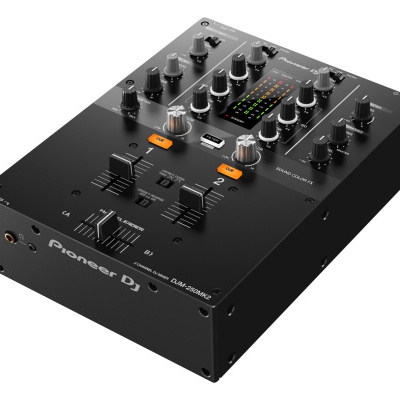 Misturador de DJ preto Pioneer DJ com botões e sliders