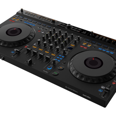 Controlador DJ preto com dois pratos giratórios grandes e botões coloridos