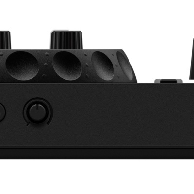 Equipamento electrónico preto com botões e conectores em vista lateral.