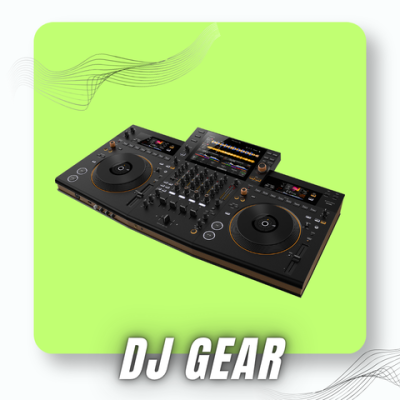 Equipamento DJ preto com platos e mesa de mistura em fundo verde