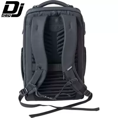 Mochila preta da marca DJ bag vista pelas costas com alças acolchoadas.