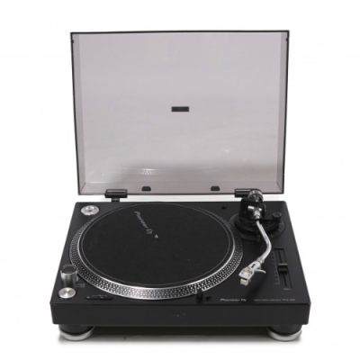 Gira-discos preto Pioneer PLX-1000 com tampa transparente