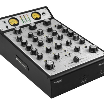 Equipamento de áudio profissional preto e prateado com botões, mostradores analógicos e LEDs