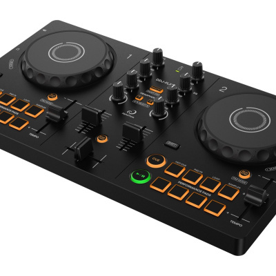 Mesa de mistura DJ preta com botões laranja, dois pratos circulares e controlo de áudio