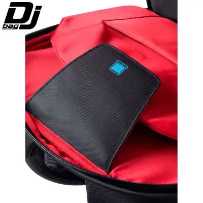 Mochila vermelha com suporte interno preto e ícone azul