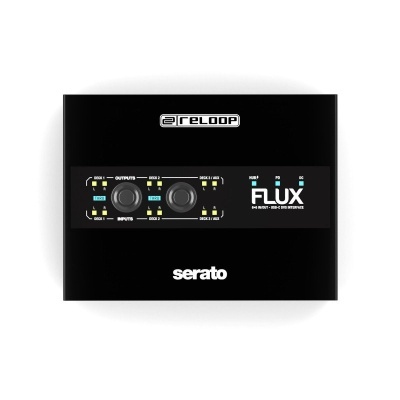 Interface de áudio Reloop HI-FI Flux preta com botões e textos brancos e amarelos