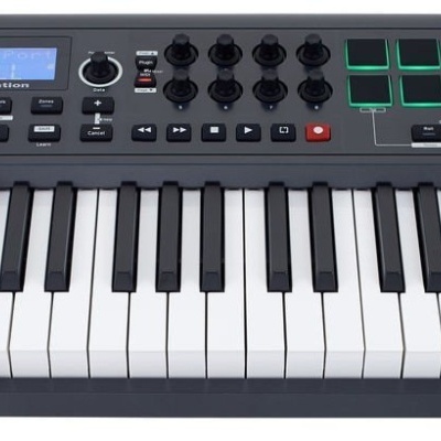 Teclado MIDI controlador novation IMPULSE 25 preto com teclas brancas e pretas e pads verdes