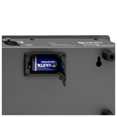 Parte traseira de controlador DMX com compartimento de bateria aberto e bateria VARTA INDUSTRIAL visível.