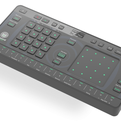 Teclado compacto preto com teclas iluminadas a verde e touchpad