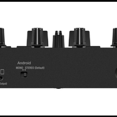 Equipamento DJ preto Pioneer DJ com conectores e botões