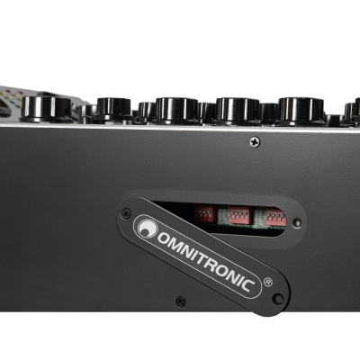 Consola de áudio preta Omnitronic com botões pretos e etiqueta visível