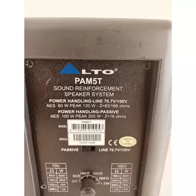 Parte traseira do sistema de colunas LTO PAM5T com etiqueta e botões