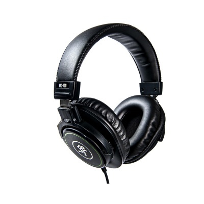 Headphones pretos com almofadas acolchoadas e texto MC-100