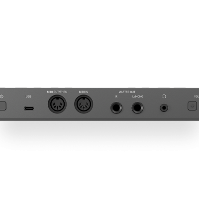 Interface áudio preta com várias entradas e botões numa superfície branca