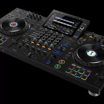 Controlador DJ preto com ecrã e botão coloridos sobre fundo preto
