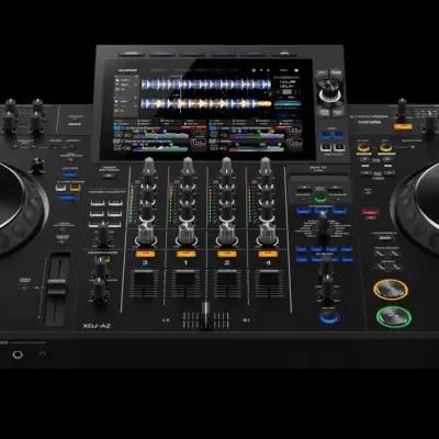 Controlador DJ preto com dois pratos e ecrã central a cores