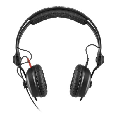 Auscultadores over-ear pretos com cabo e almofadas acolchoadas
