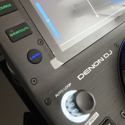 Equipamento DJ Denon DJ com botões iluminados e display gráfico colorido
