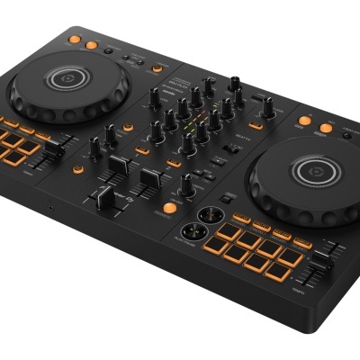 Controladora DJ preta com botões laranja e dois jog wheels