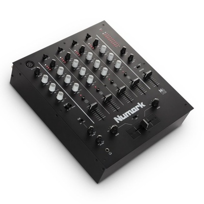 Mesa de mistura DJ Numark M6 USB preta com botões e sliders