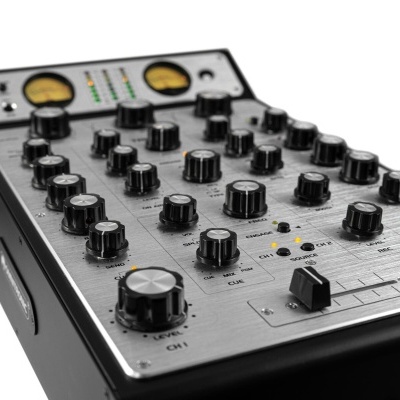 Mixer de áudio com botões e medidores analógicos em fundo branco